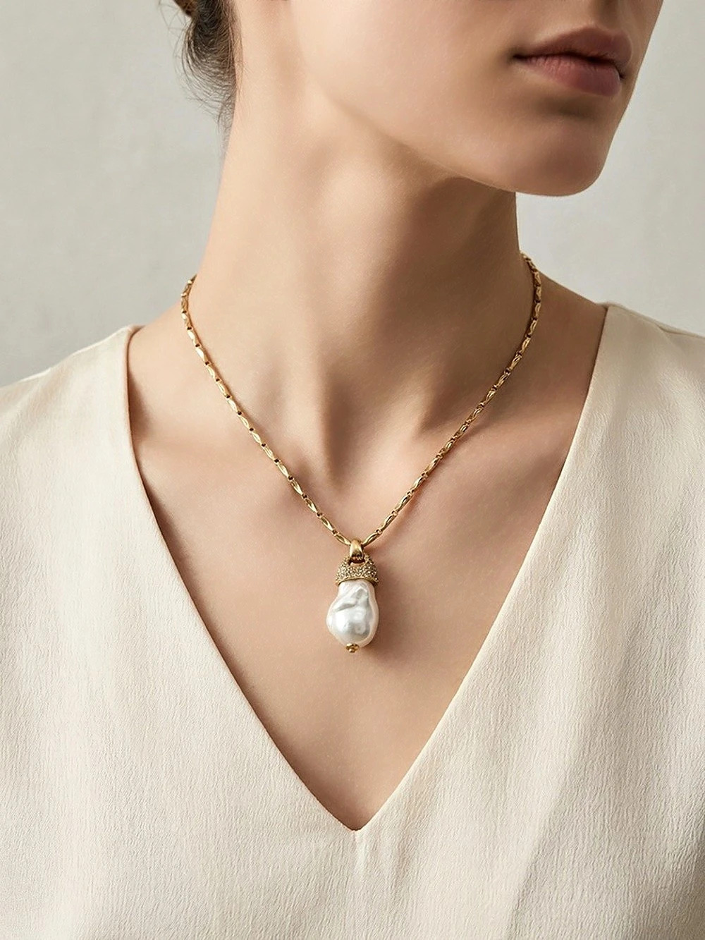 Gold-Tone Pearl Pendant Necklace Like New